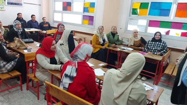 مدير “تعليم القليوبية” يتابع إجراءات توقيع عقود المعلمين الجدد