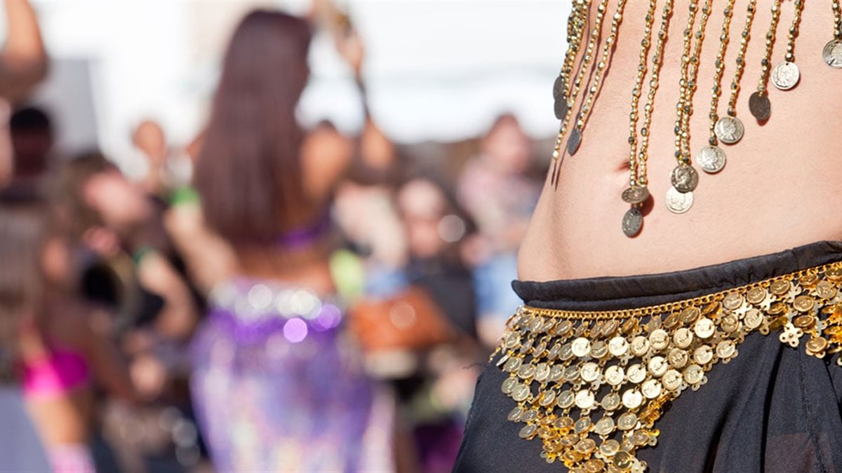 الرقص الشرقي في مرمى الانتقادات.. باحث يفتح النار على فنانة معروفة