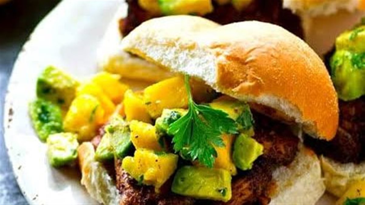 طعم ياخدك لعالم تاني.. اتعلمي طريقة برجر الدجاج في البيت