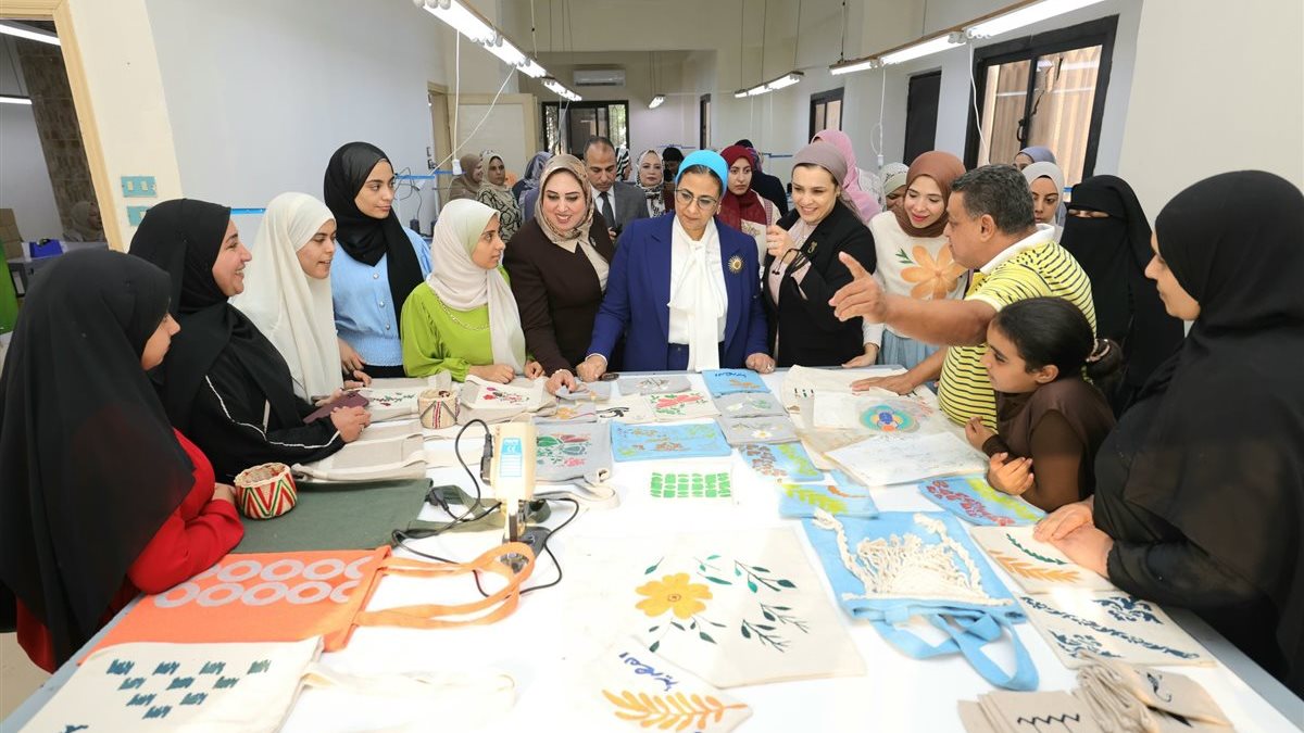 رئيسة القومي للمرأة تتفقد مشغل كفر الترعة.. منتجات مبتكرة تعكس إبداع السيدات
