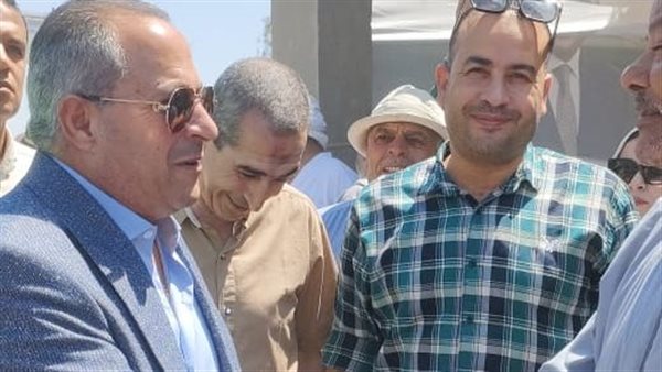 محافظ بورسعيد يشهد حصاد الأرز وسط فرحة المزارعين| صور