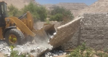 إزالة حالات تعدٍ على الأراضى الزراعية بقرى الفشن جنوب بنى سويف