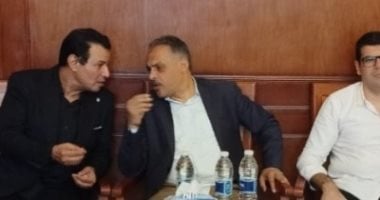 محافظ الشرقية يقدم العزاء لنقيب الموسيقيين بالمحافظة فى وفاة والدته.. فيديو