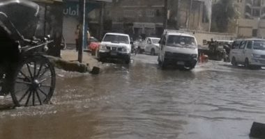 كسر ماسورة مياه رئيسية بمنطقة إشارة المحمودية بأسوان