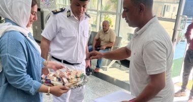 ضابط شرطة يوزع حلوى المولد على المواطنين في بورسعيد