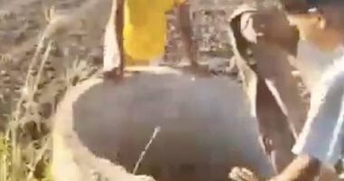 الرحمة حياة.. مدير مدرسة بقرية الرياينة وأسرته ينقذون كلب سقط فى بئر.. صور