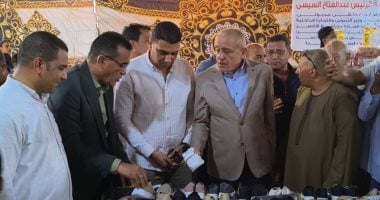 محافظ الأقصر يفتتح معرض أهلاً مدارس بمدينة إسنا بتخفيضات تصل 30%.. صور