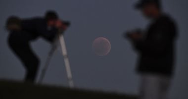 الخسوف القمرى اليوم وغدا.. اعرف كيفية مشاهدته وماذا يحدث للونه؟