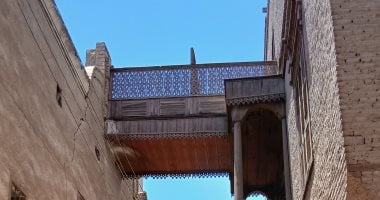 حافظ على خصوصية النساء ووثق صلة الأرحام.. “السباط” معمار قديم بقنا يربط بين منزلين