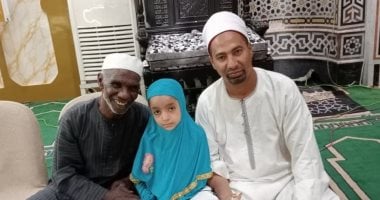 صورة اليوم.. تكريم الطفلة مليكة فى الأقصر لردها نقود عثرت عليها