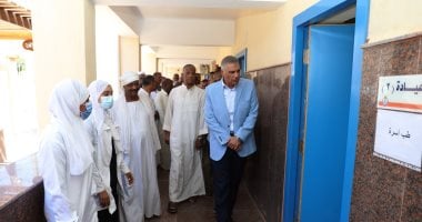 محافظ أسوان يتفقد الوحدة الصحية ومشروع الصرف بغرب سهيل