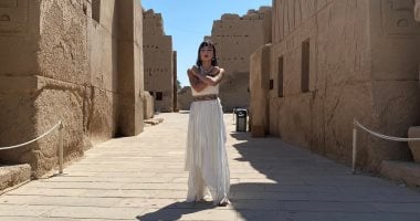 سائحة تركية تستمتع بزيارة معابد الأقصر بزي كليوباترا.. صور