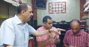 محافظ سوهاج لصاحب مخبز: “أنت بتبيع بمزاجك ودا ميرضيش ربنا”.. فيديو