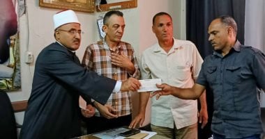 رئيس منطقة الإسماعيلية الأزهرية يسلم شيكات التأمين الحكومي لأسر الطلاب المتوفين