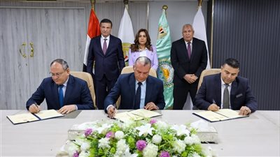 وزيرا التنمية المحلية والزراعة ومحافظ الوادي الجديد يشهدون توقيع بروتوكول لإنشاء أول مركز متكامل لانتاج الحرير الطبيعي