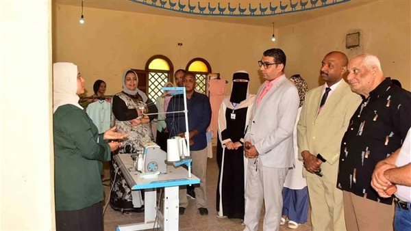 نائب محافظ الأقصر يتفقد المركز الحضاري النوبي لمتابعة تدريب الفتيات على الخياطة والتفصيل