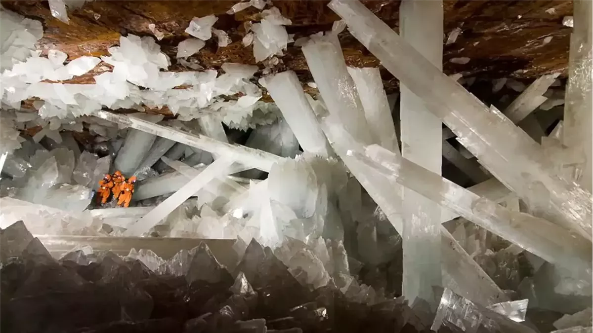 عجائب وغرائب..أسرار كهف البلورات العملاقة في المكسيك