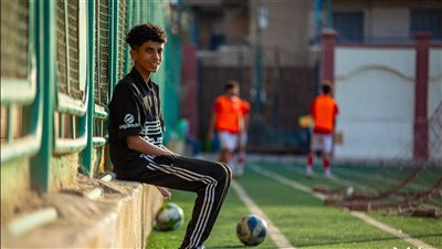 زياد سليم..صبي توفي والده فتحول من ناشئ كرة قدم إلي عامل مهمات بنادي الطيران ويناشد الخطيب للعمل بالأهلي
