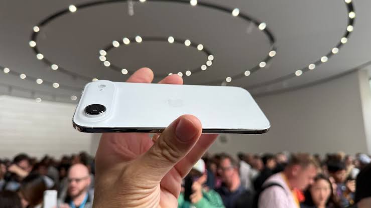 <strong> iPhone Air</strong>