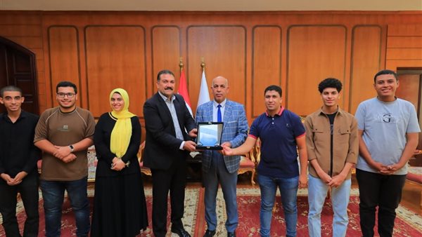 رئيس جامعة كفر الشيخ يكرِّم الطلاب الفائزين بالمركز الثاني في ريادة الأعمال