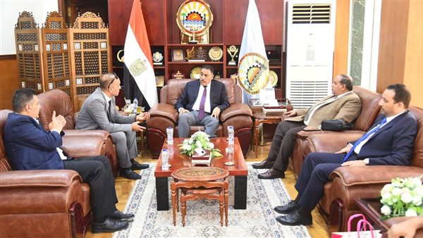 “محافظ مطروح” يستقبل نقيب المحامين وعدد من أعضاء النقابة لمناقشة أهمية المجمع القضائي