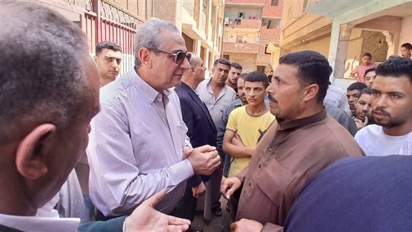 محافظ الغربية يتفقد شوارع عزبة أبو وافي بالمحلة لحل مشكلة الصرف الصحي