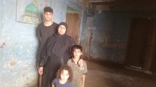 تفترش الأرض مع أطفالها الثلاثة.. قصة سيدة يبحث محافظ المنوفية أزمتها