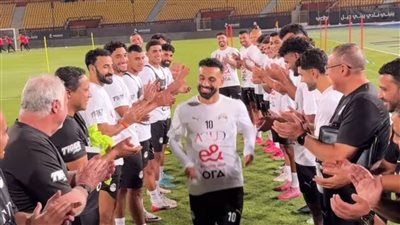 ممر شرفي من منتخب مصر لمحمد صلاح بعد حصوله على جائزة أفضل لاعب في إنجلترا