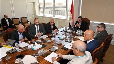 وزير الإسكان يعقد اجتماعاً مع ممثلي شركة أوراسكوم لمتابعة الموقف التنفيذي لعدد من المشروعات