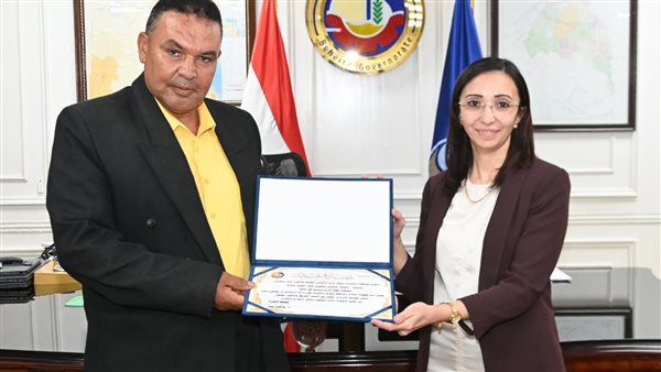 من عامل نظافة لباحث ماجستير.. محافظ البحيرة تكرم شابا تحدي الصعب من كفر الدوار