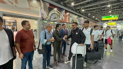 وزير الشباب و الرياضة يؤازر المنتخب الوطني بمطار القاهرة قبل السفر لبوركينا فاسو