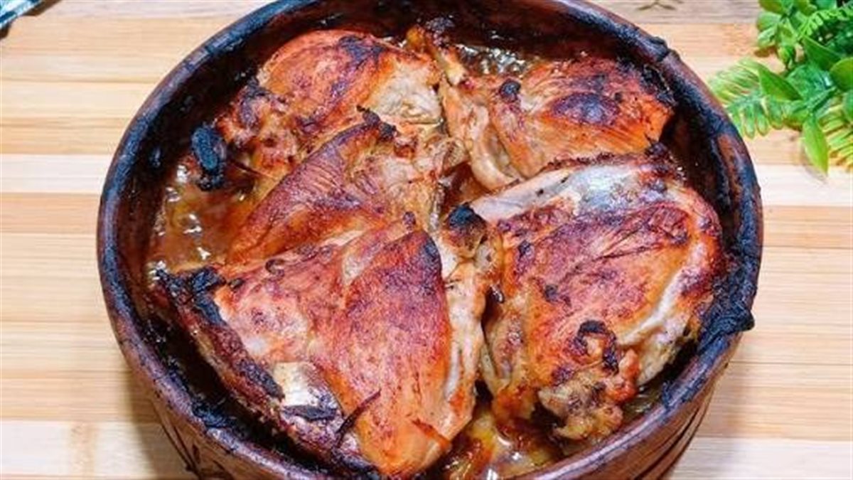 بمكونات بسيطة في المنزل.. طريقة عمل طاجن الفراخ بالبصل والصوص الأحمر
