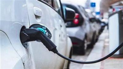 الكهرباء تحدد الأسعار الجديدة لشحن السيارات الكهربائية بالمنازل والمحطات
