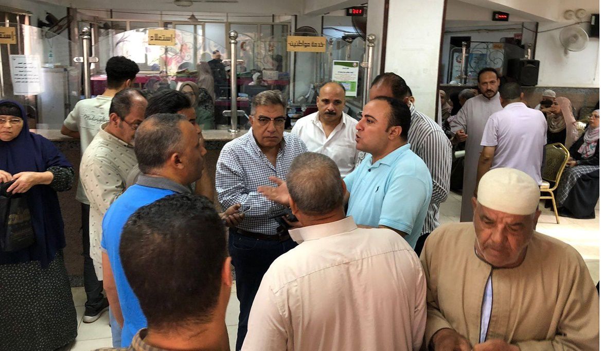 محافظ الدقهلية يتفقد أقسام المركز التكنولوجي ويستمع لملاحظات المواطنين