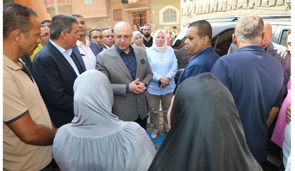 محافظ بني سويف يلتقي أهالي قرية الزيتون ويوجه بحلول عاجلة لمطالبهم