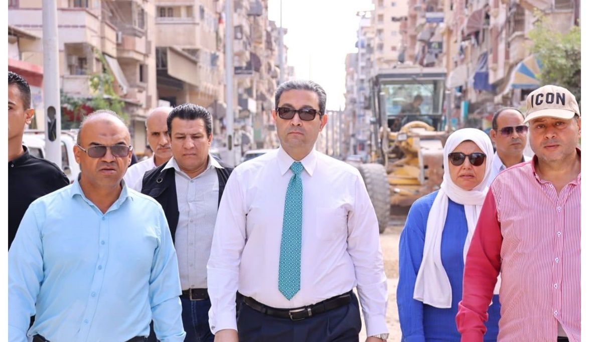 محافظ دمياط يتابع ميدانياً أعمال رصف شارع الحربى بالأسفلت خلال زيارته