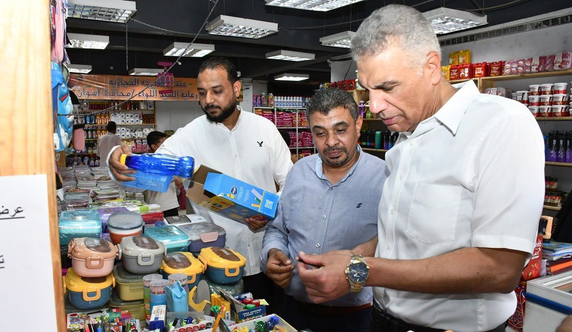 محافظ أسوان يتفقد معرض “أهلاً مدارس” بكوم أمبو ويتأكد من المستلزمات المدرسية والغذائية المخفضة
