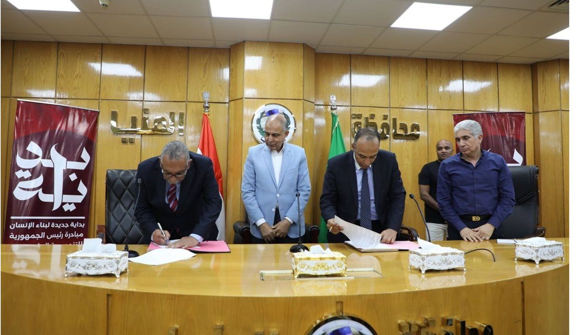 محافظ المنيا يشهد توقيع اتفاقية لرفع وصلات الصرف الصحي بقرى مبادرة حياة كريمة