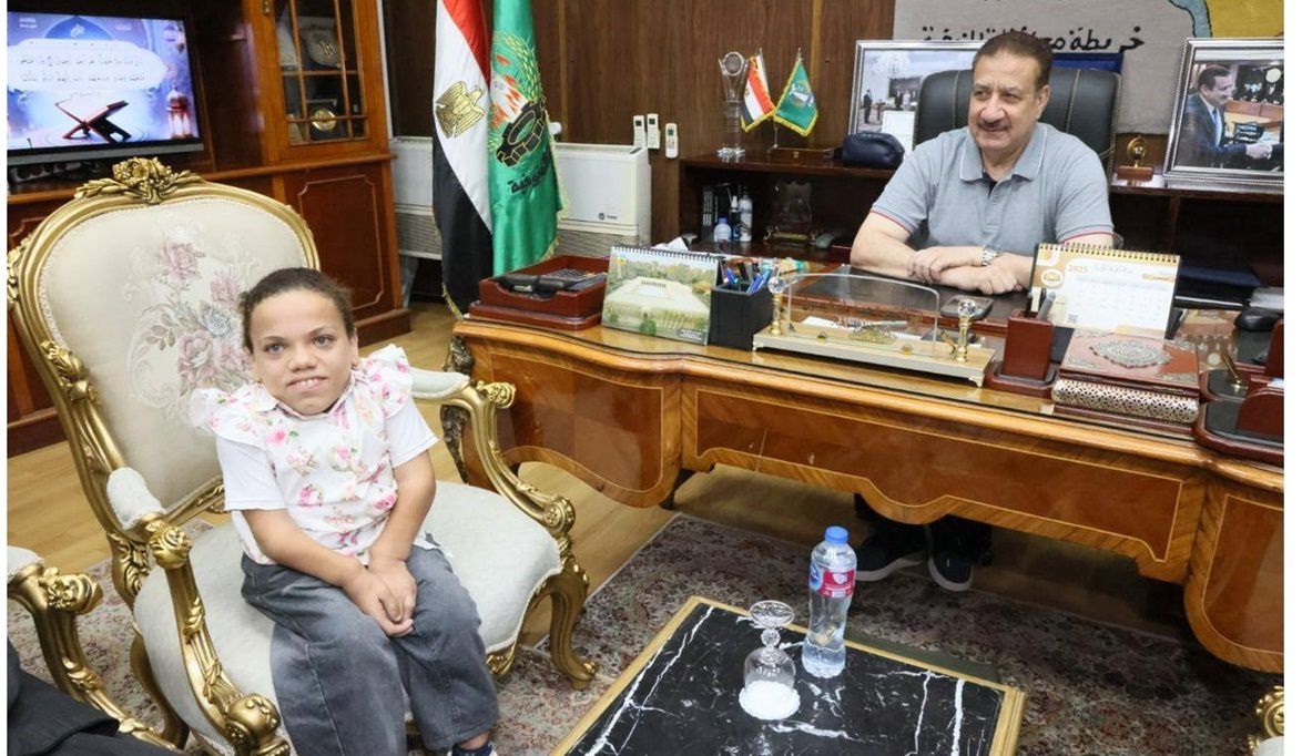 محافظ المنوفية يلتقي طفلة من ذوي الهمم ويقرر صرف كرسي متحرك ومساعدة عاجلة