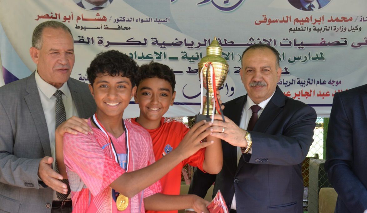محافظ أسيوط يتوج الفائزين في نهائي دوري الإدارات التعليمية للأنشطة الصيفية 2025