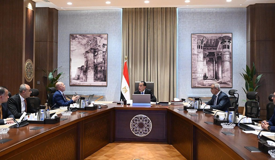رئيس الوزراء يتابع مع محافظ القاهرة الموقف التنفيذي الحالي لعدد من المشروعات الجارية بالمحافظة