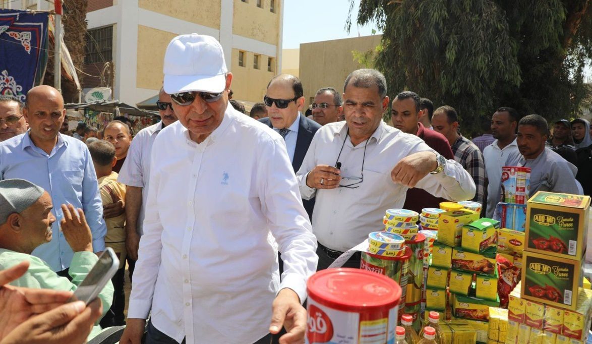 محافظ المنيا يتفقد قافلة بيع السلع الغذائية بأسعار مخفضة بقرية قلندول بمركز ملوي