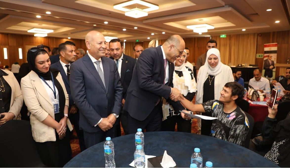 وزير العمل ومحافظ القاهرة يسلمان 100 عقد عمل جديد لذوي همم