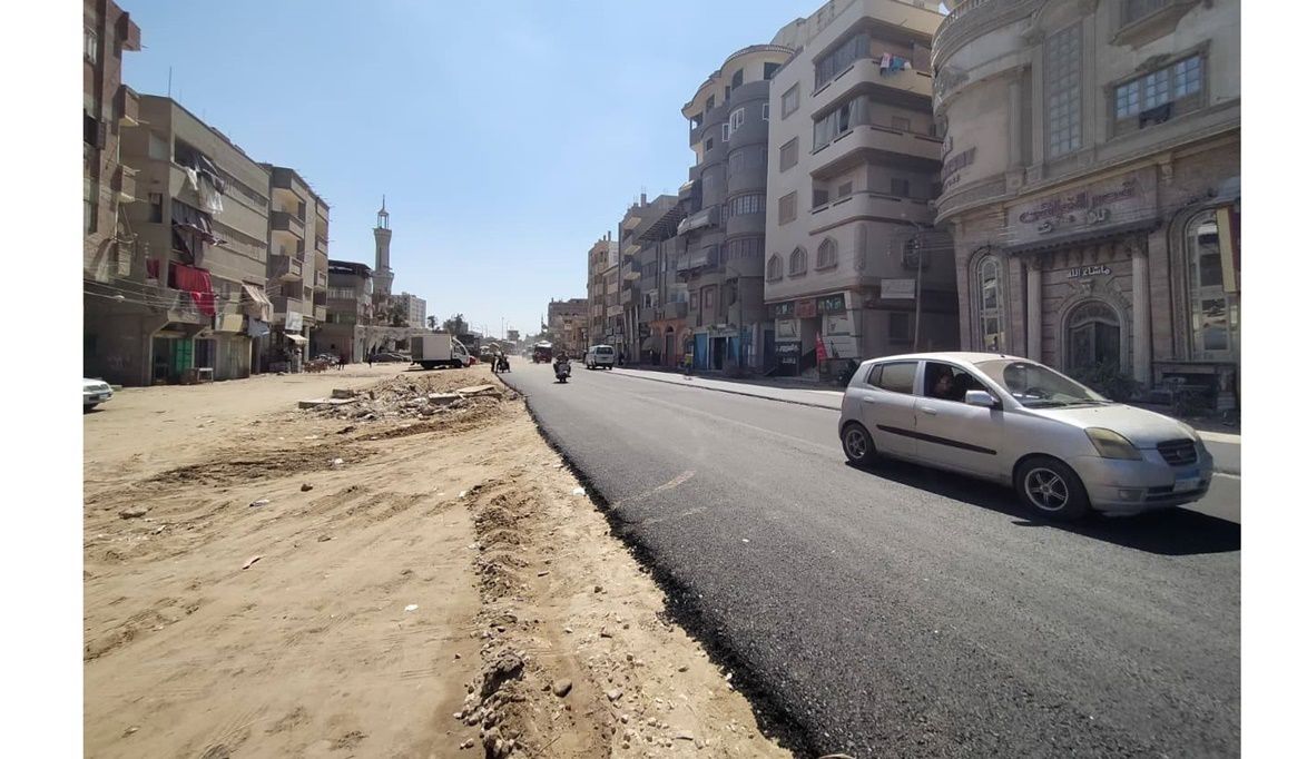 بدء رصف طبقة الأسفلت في مشروع تطوير وتوسعة طريق عزبة البرج بمحافظة دمياط