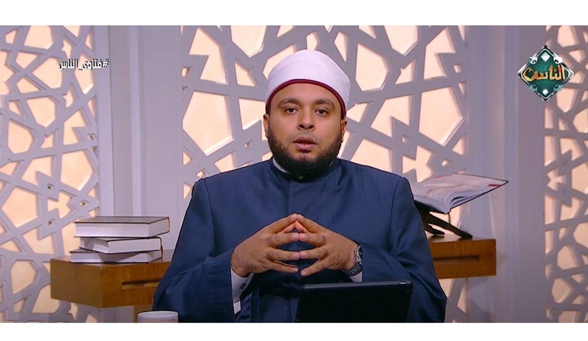 أمين الفتوى يوضح حكم ارتداء الرجل لسلسلة فضة