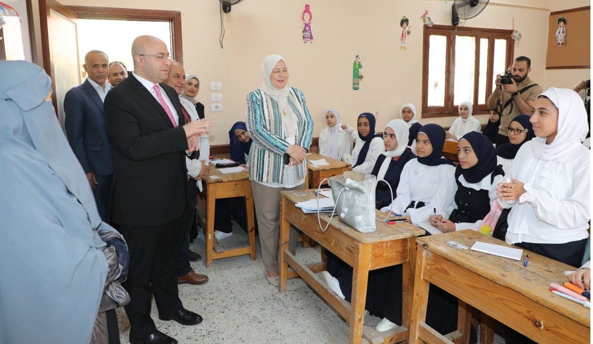 محافظ بني سويف يتابع انتظام الدراسة في 2335 مدرسة مع بداية العام الدراسي الجديد