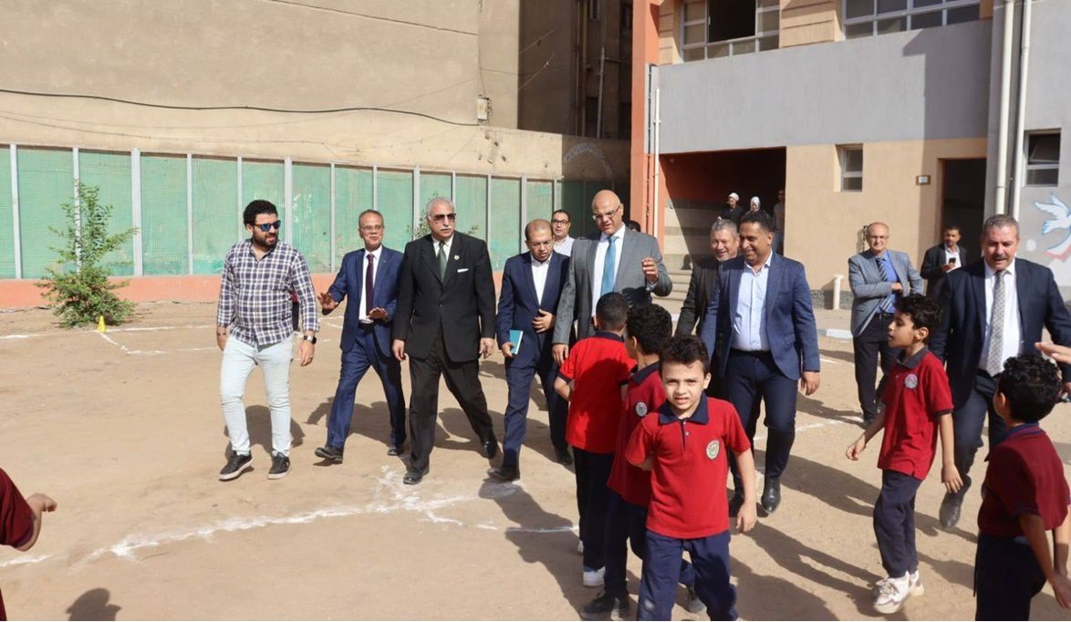 محافظ القليوبية يشارك في طابور الصباح ويتفقد عدداً من المدارس ببنها مع انطلاق العام الدراسي الجديد