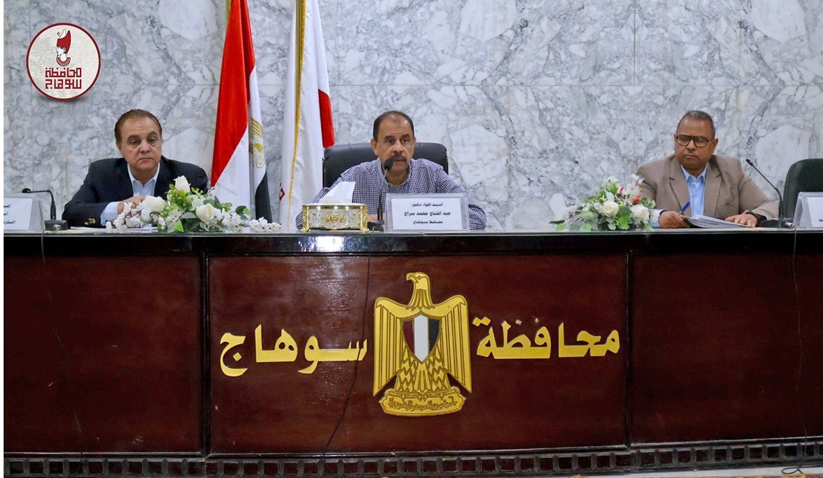 محافظ سوهاج يعقد اجتماعًا موسعًا لمراجعة حصر مباني الإيجار القديم