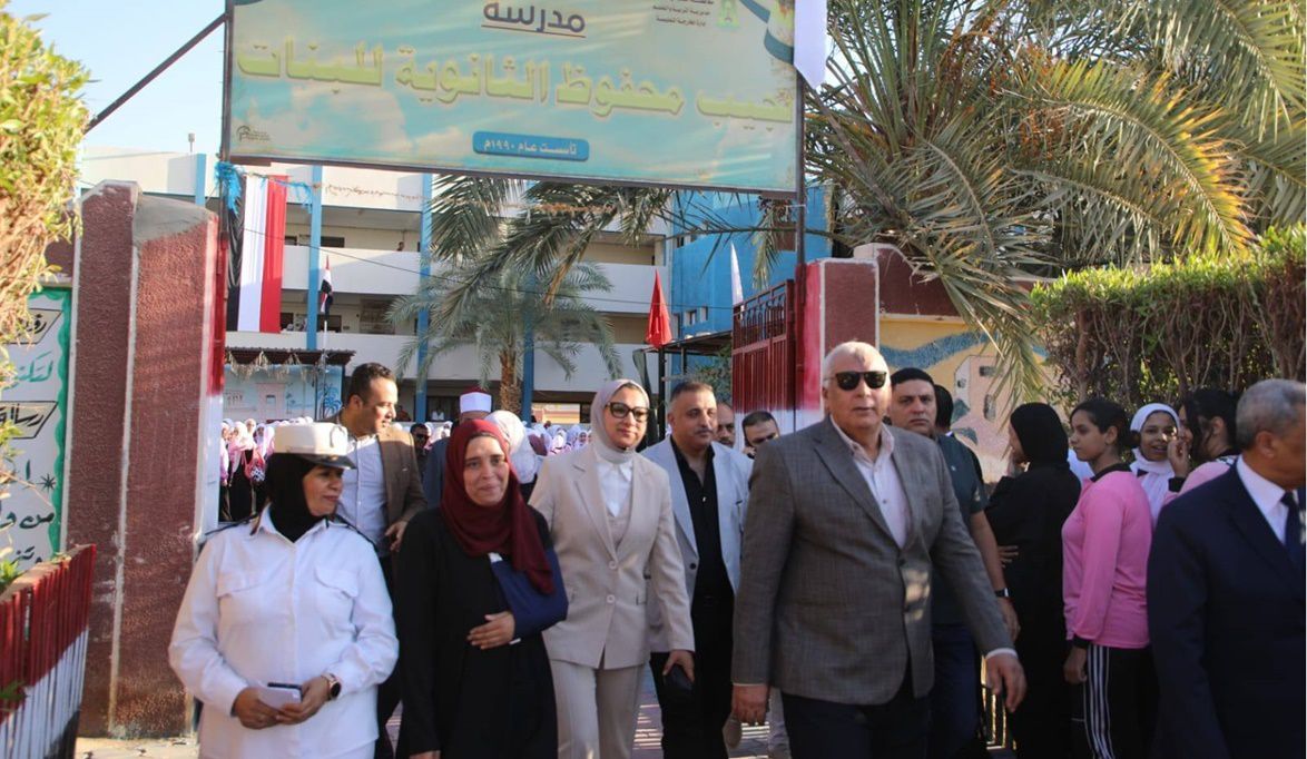 محافظ الوادي الجديد يطمئن على جاهزية المدارس وتوفير البيئة التعليمية الملائمة