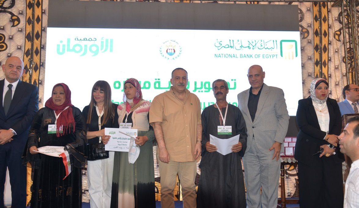 محافظ أسيوط يسلم 60 منزلاً مؤهلاً و27 رأس ماشية  للأسر الأولى بالرعاية بقرية مساره بديروط